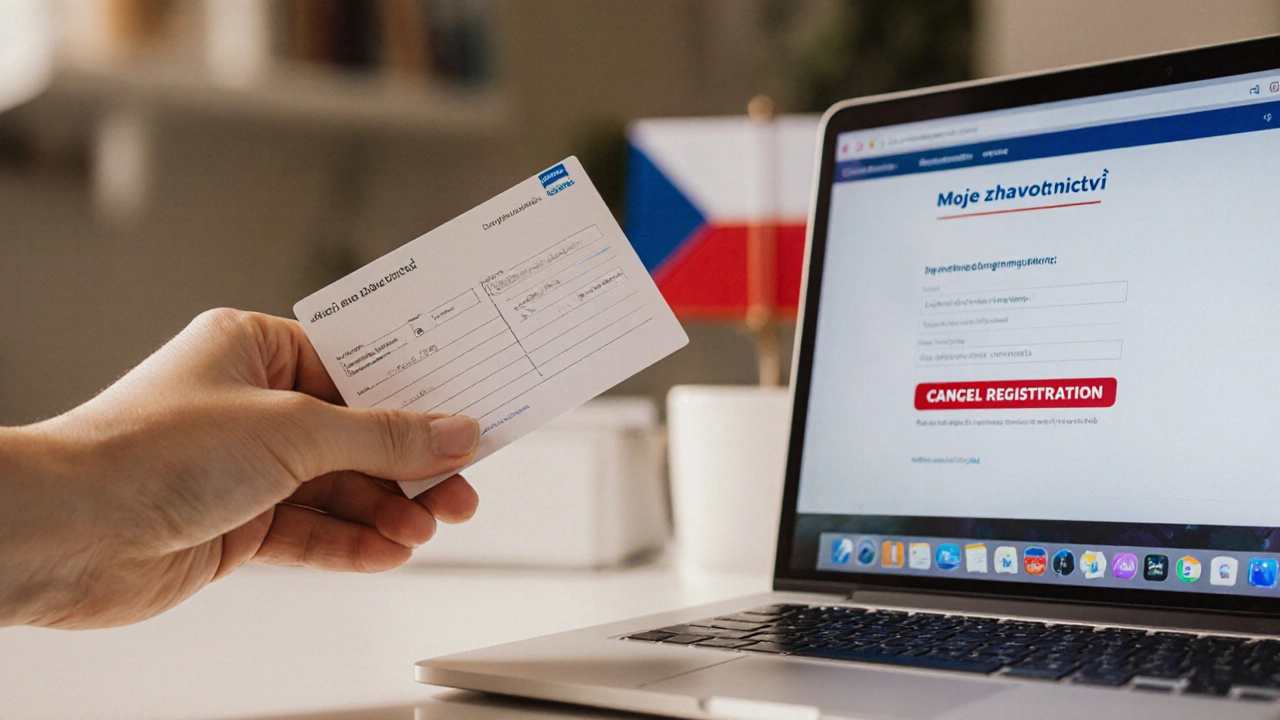 Ruka drží zubní kartu vedle počítače s portálem Moje zdravotnictví.