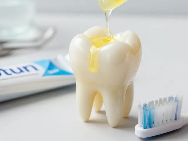 Co pomáhá na sklovinu? Nejúčinnější způsoby, jak zastavit a opravit opotřebované zuby