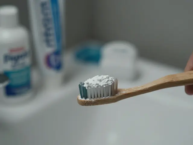 Jak si vybělit zuby sodou: skutečné výsledky a rizika domácího bělení