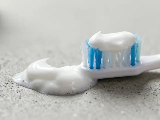 Pomůže zubní pasta proti černému zubnímu kameni? Pravda a mýty