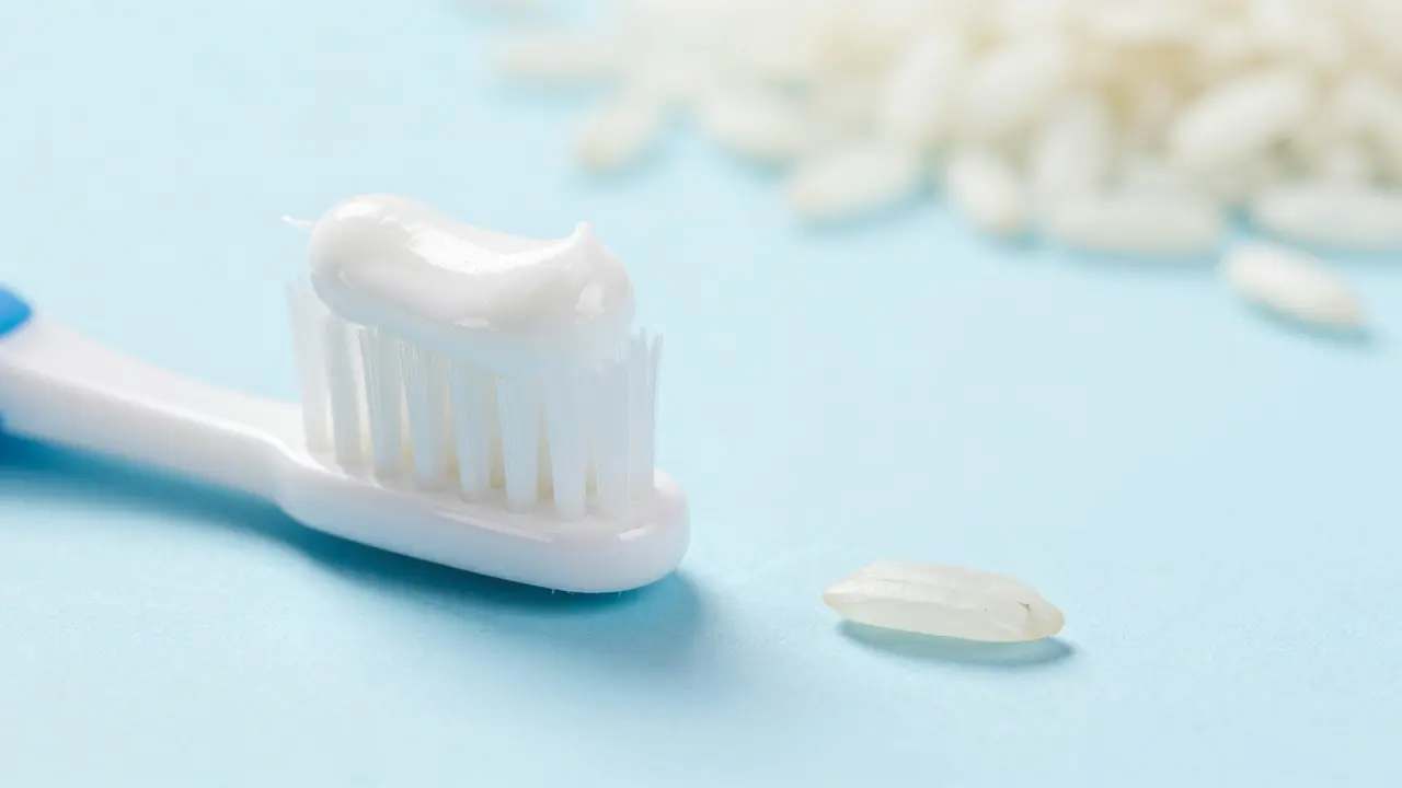 Kartáček s velikostí zrnka rýže zubní pasty pro správnou hygienu miminek