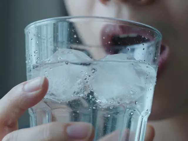 Co stahuje dásně? Příčiny, bělící pasty a jak si zuby zachránit