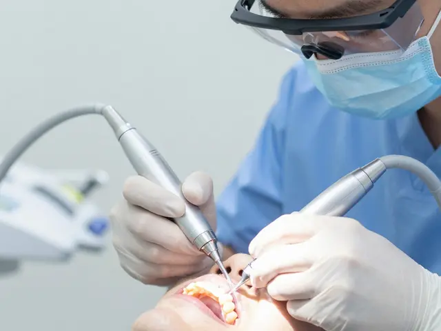 Kdo proplatí dentální hygienu? Přehled pojišťoven a nároků v roce 2026